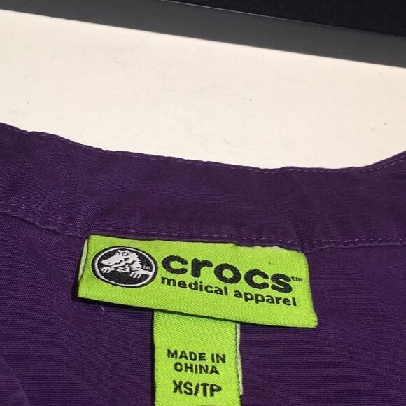 Crocs Purple Scrub Top Extra Small - Picture 9 of 13